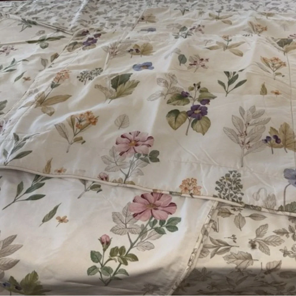 Longaberger Cream Floral quilt. Queen size